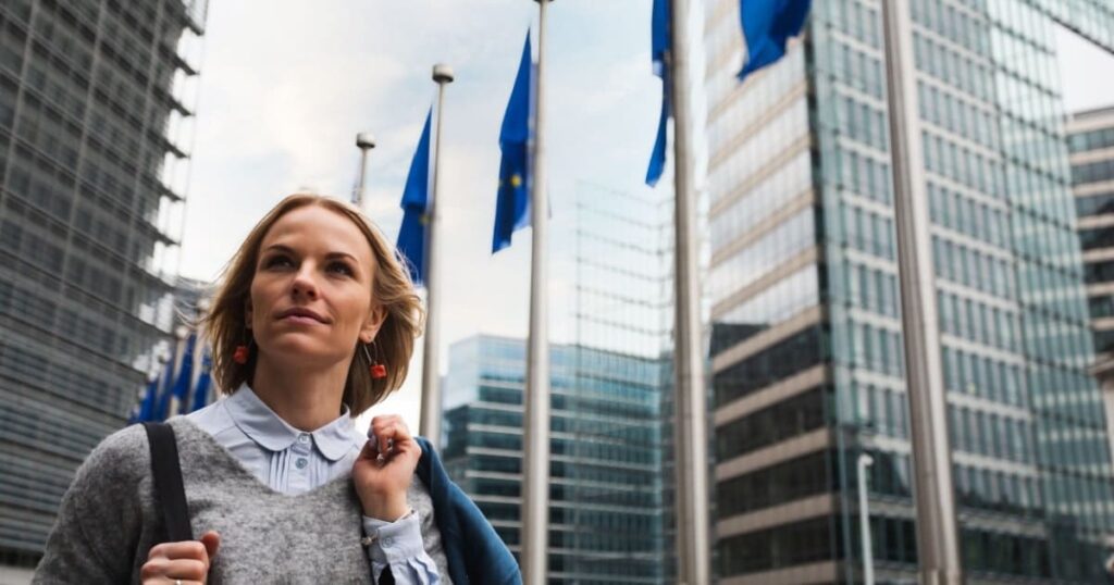Femme d'affaires Bruxelloise se promenant dans le quartier Européen