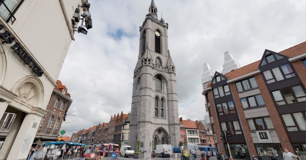 Photographie de la ville de Tournai en Belgique montrant son beffroi. 
